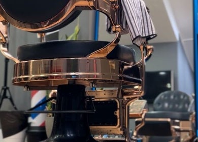 Luxurious barber chair at Fifteencut Barbershop, Portimão, Faro, PT, showcasing comfort and style.
