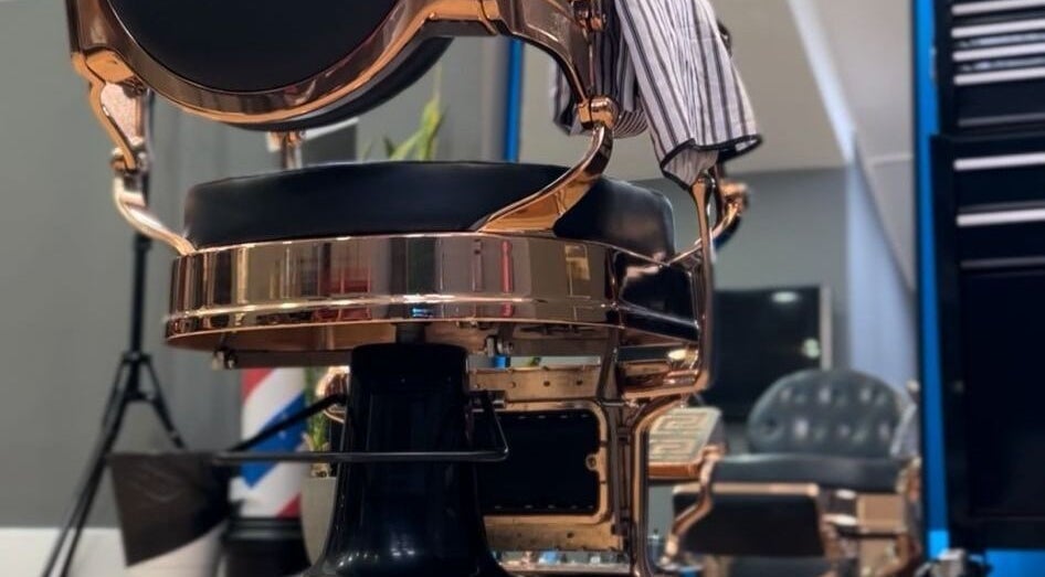 Luxurious barber chair at Fifteencut Barbershop, Portimão, Faro, PT, showcasing comfort and style.