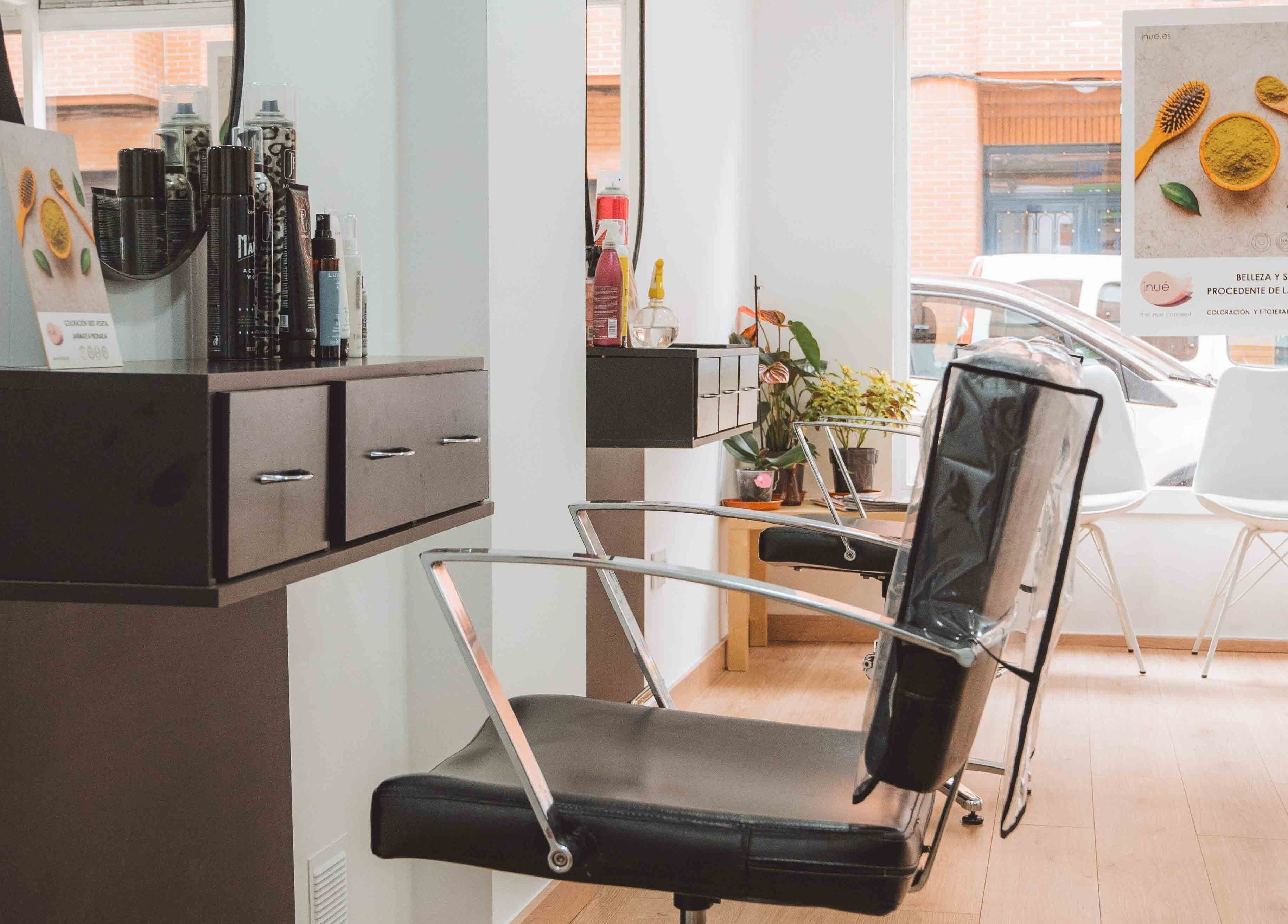 Interior moderno de M'AS PELUQUEROS en Madrid, Comunidad De Madrid, ES, con sillas y productos para el cabello.