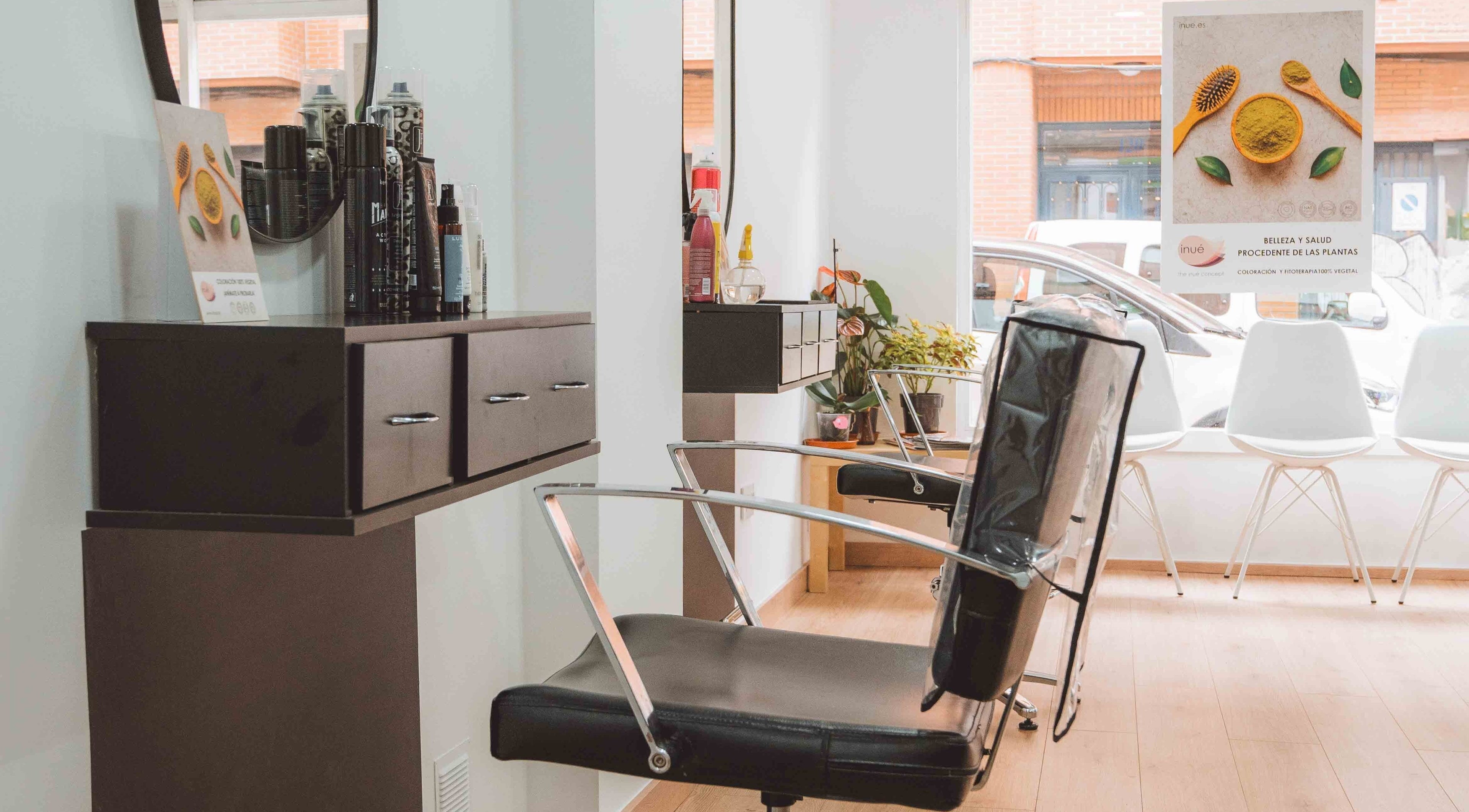 Interior moderno de M'AS PELUQUEROS en Madrid, Comunidad De Madrid, ES, con sillas y productos para el cabello.