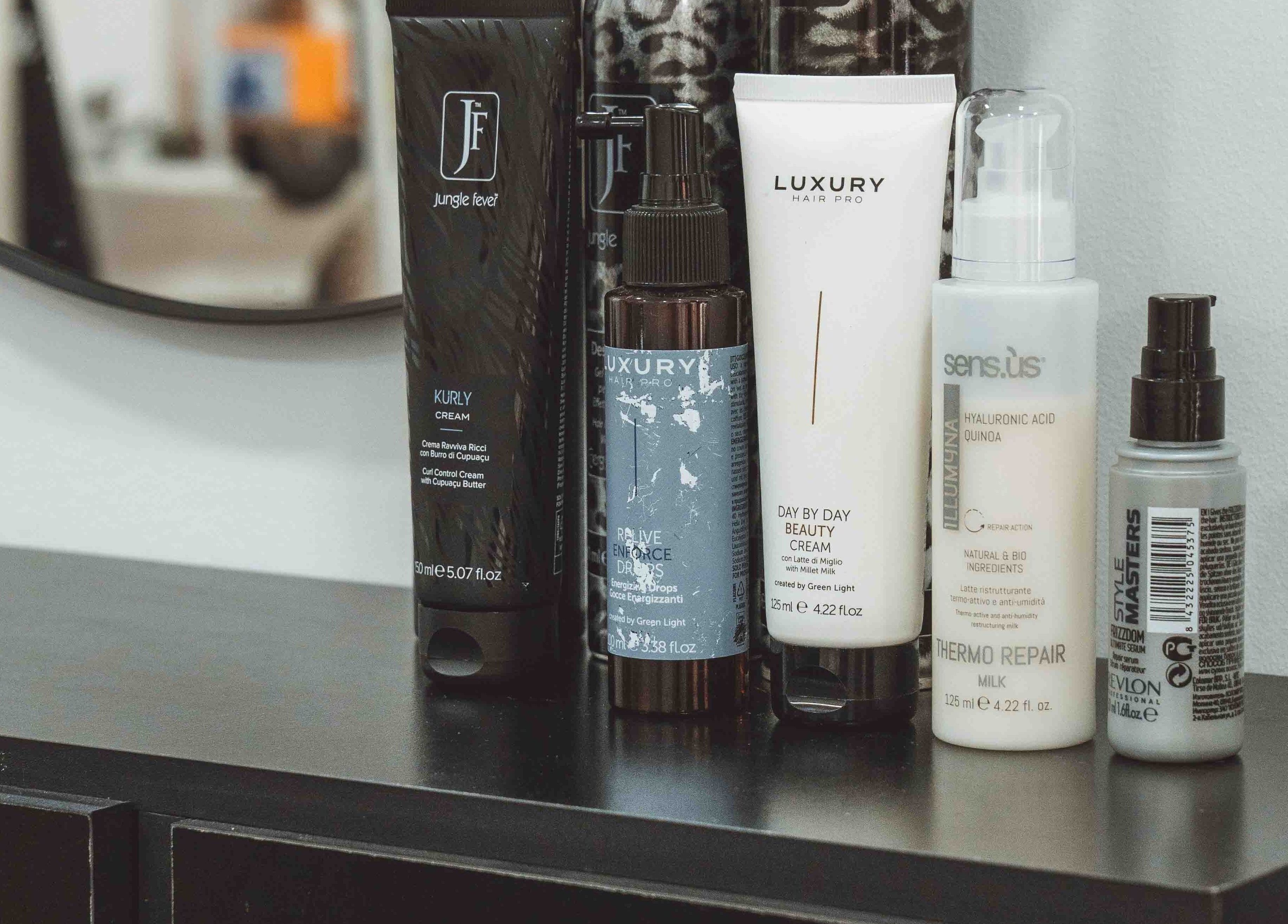 Productos de belleza en M'AS PELUQUEROS, Madrid, Comunidad De Madrid, ES, en una elegante repisa.