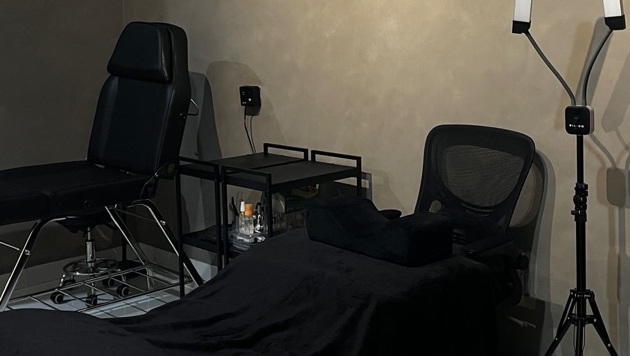 Interior elegan dari Nura Beauty Studio di Bali, Bali, ID dengan peralatan kecantikan profesional.