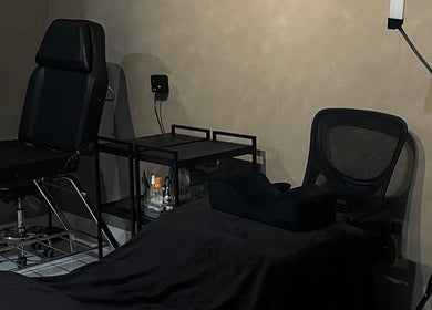 Interior elegan dari Nura Beauty Studio di Bali, Bali, ID dengan peralatan kecantikan profesional.