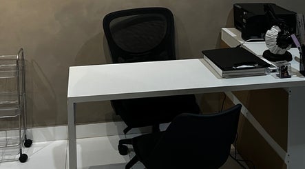 Interior meja kerja nyaman di Nura Beauty Studio, Bali, Bali, ID, menciptakan suasana profesional.