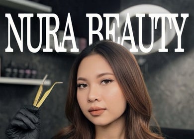 Stylish di Nura Beauty Studio, Bali, ID. Terapis menunjukan alat kecantikan profesional.