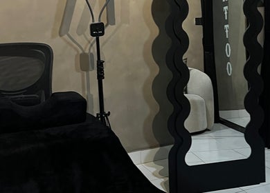 Interior modern di Nura Beauty Studio, Bali, Bali, ID dengan cermin unik dan kursi nyaman.