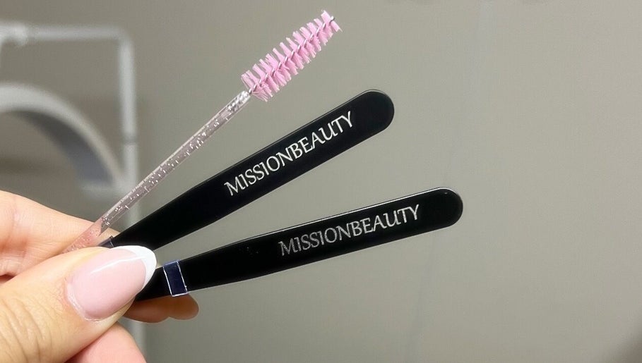 Missionbeauty Augenbrauenpinsel und Pinzetten in Volketswil, Zürich, CH, perfekt für präzises Styling.