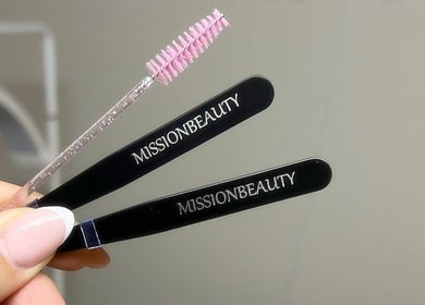 Missionbeauty Augenbrauenpinsel und Pinzetten in Volketswil, Zürich, CH, perfekt für präzises Styling.