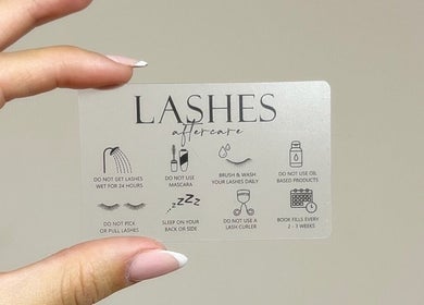 Lash-Pflegekarte bei Missionbeauty, Volketswil, Zürich, CH, mit detaillierten Pflegehinweisen für Wimpernverlängerung.