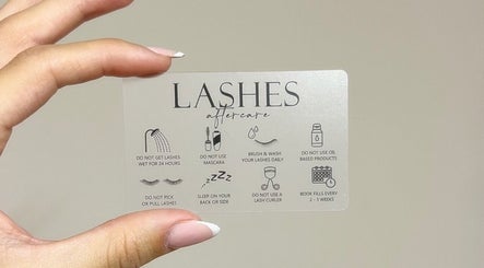 Lash-Pflegekarte bei Missionbeauty, Volketswil, Zürich, CH, mit detaillierten Pflegehinweisen für Wimpernverlängerung.