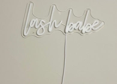 Leuchtschild mit 'lash babe' bei Missionbeauty, Volketswil, Zürich, CH.