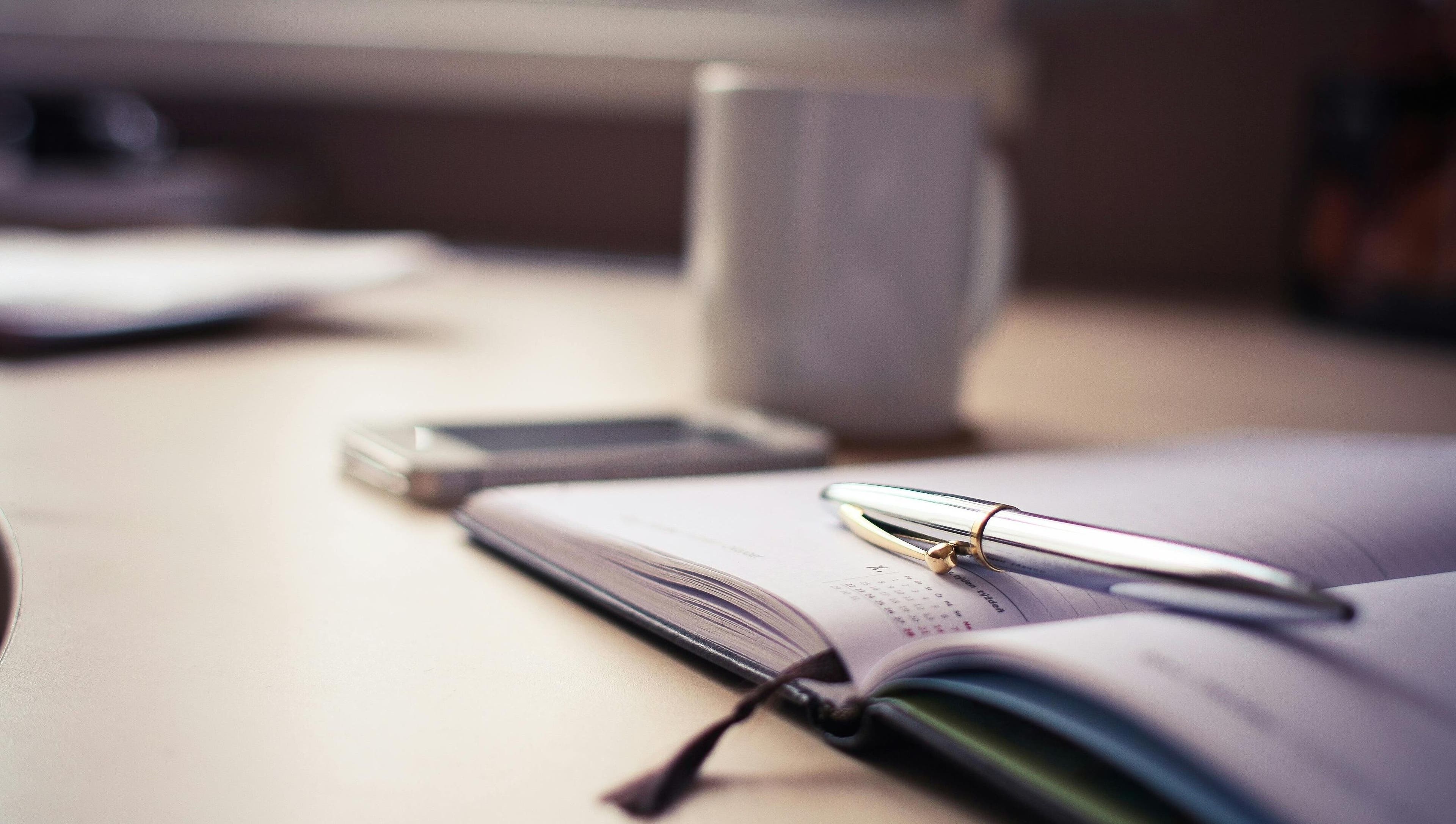 Nahaufnahme eines Schreibtischs mit Stift und Kalender bei MPL-Hairstyling, Stuttgart, Baden-Württemberg, DE.