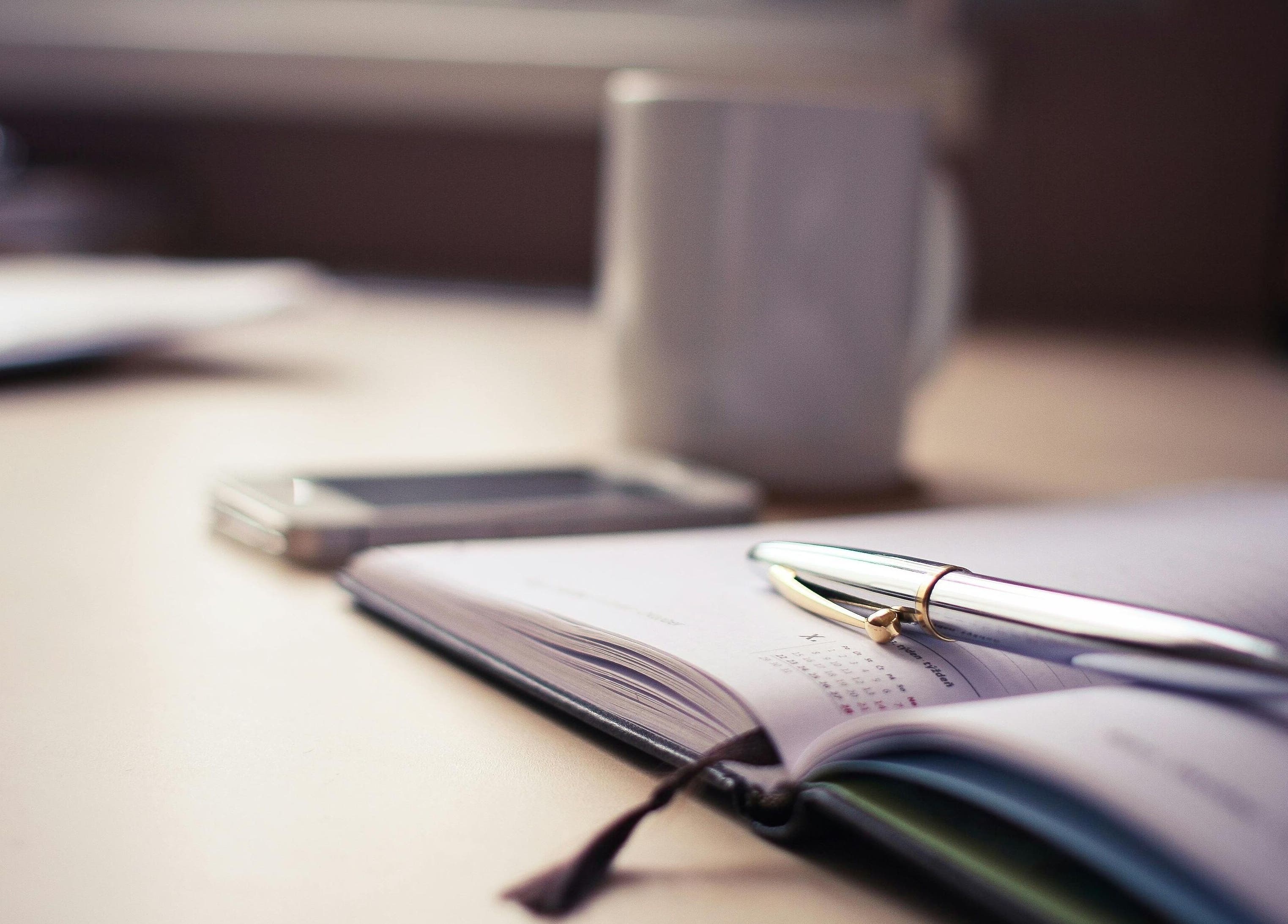 Nahaufnahme eines Schreibtischs mit Stift und Kalender bei MPL-Hairstyling, Stuttgart, Baden-Württemberg, DE.