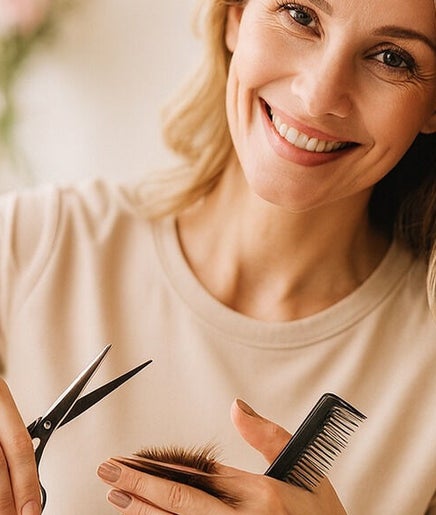 Lächelnde Friseurin bei MPL-Hairstyling in Stuttgart, Baden-Württemberg, DE, beim Haarschneiden.