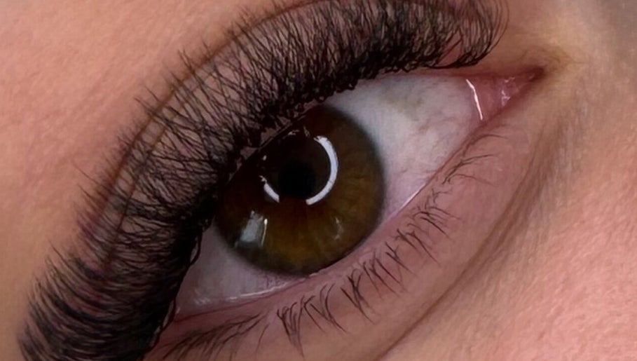 Olho com cílios destacados no Taynara Albuquerque em Anderlecht, Bruxelles, BE, realça beleza natural.
