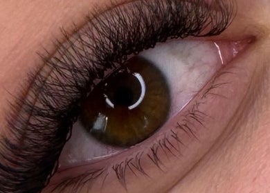 Olho com cílios destacados no Taynara Albuquerque em Anderlecht, Bruxelles, BE, realça beleza natural.