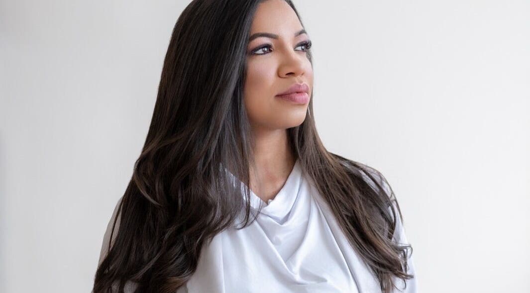 Mulher elegante no salão Elaine Ferraz Nails em Fátima, PT, destacando beleza natural.