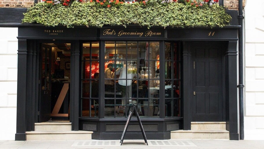 Elegant front of Ted's Grooming Room: Marylebone - Duke Street, London, England, GB.