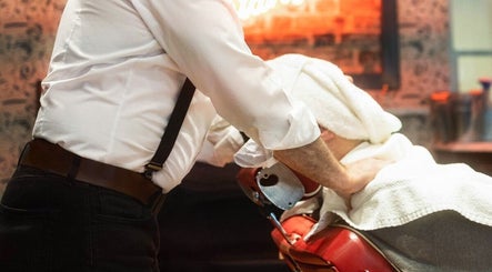 Barber providing a relaxing shave at Ted's Grooming Room: Marylebone - Duke Street, London, England, GB.