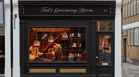 Exterior of Ted's Grooming Room: Baker Street - Dorset Street, elegant facade in London, England, GB.