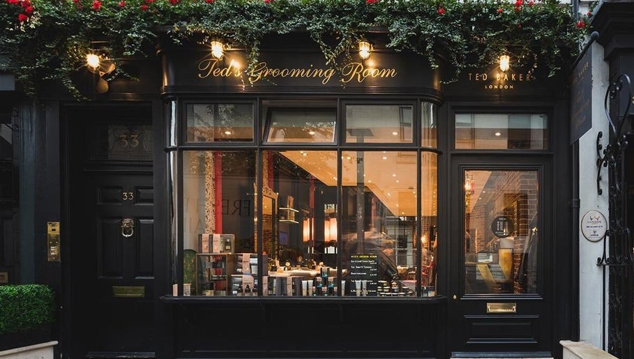 Ted's Grooming Room: Covent Garden - Great Queen Street, elegant facade in London, England, GB.