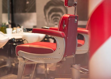 Vintage barber chair at Ted's Grooming Room: Liverpool Street - Tower 42, London, England, GB.
