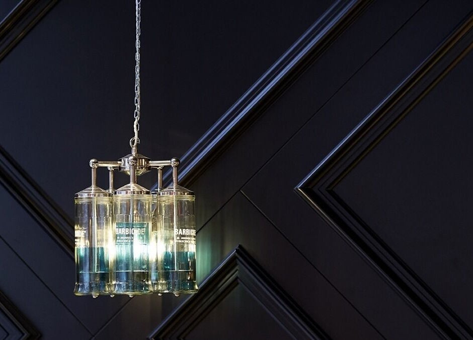Elegant chandelier at Ted's Grooming Room, Cabot Place - Canary Wharf, London, England, GB.