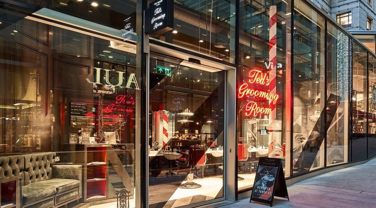 Tower 42 - Liverpool Street, Ted's Grooming Room exterior view in London, England, GB with stylish glass facade.
