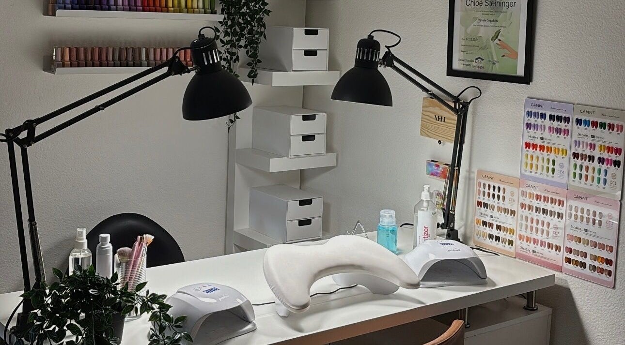 Espace lumineux et chic à Brat’s Nailz, Prilly, Vaud, CH. Poste de manucure prêt pour le soin.