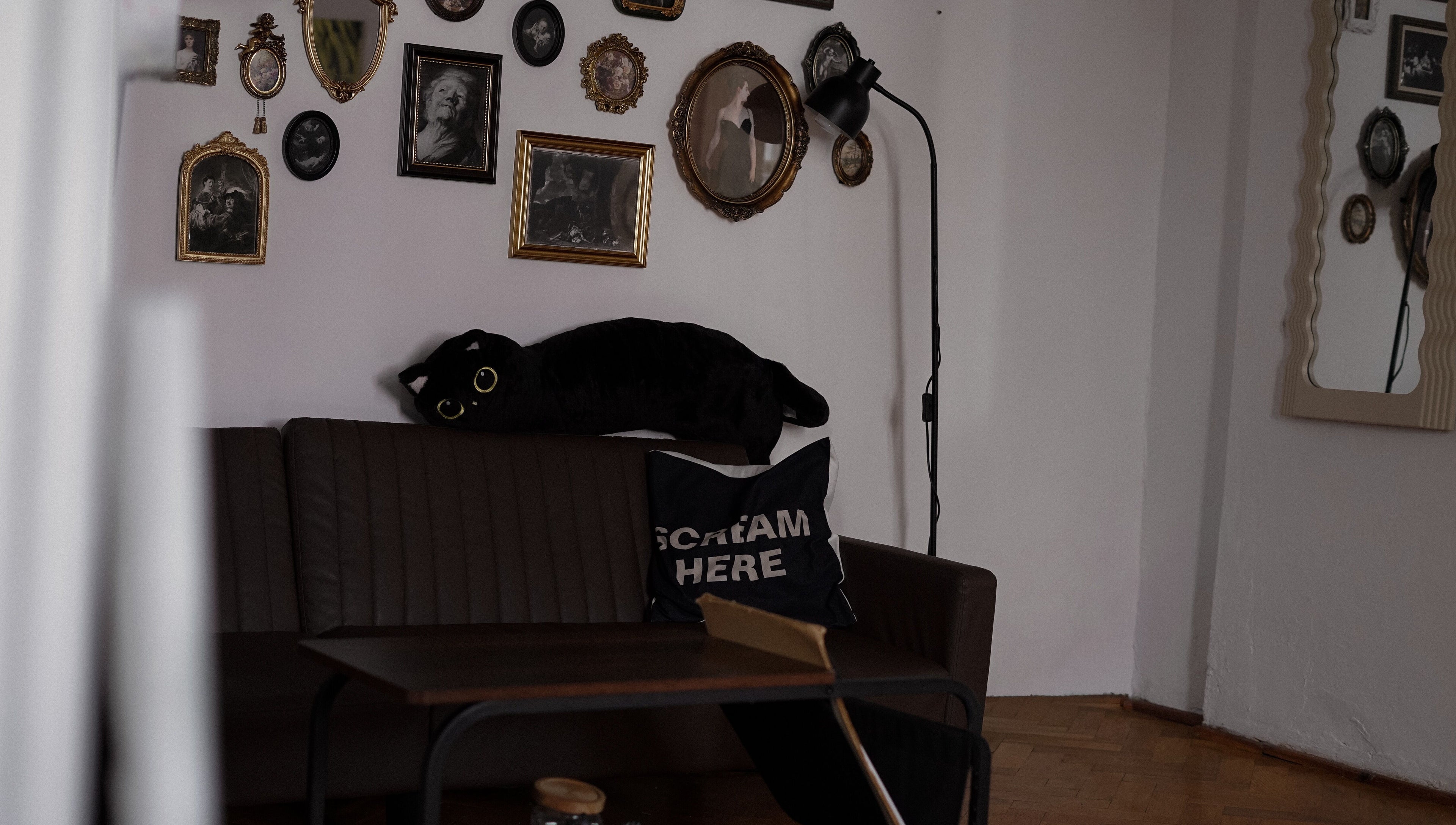 Elegancki salon Somah Tattoo & Piercing, Warszawa, Województwo Mazowieckie, PL z dekoracjami na ścianie.