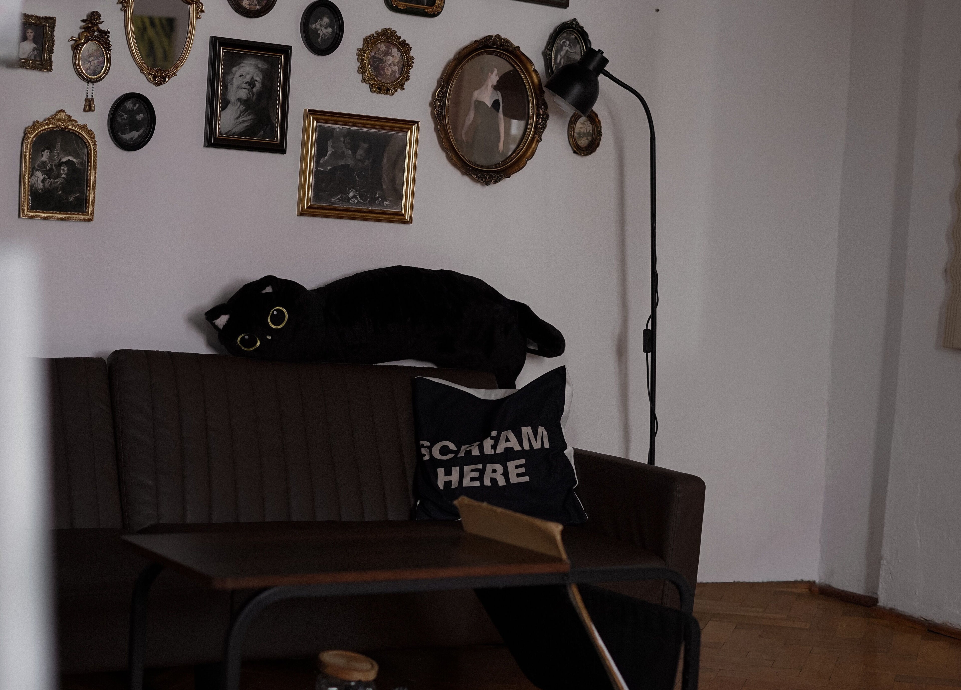 Elegancki salon Somah Tattoo & Piercing, Warszawa, Województwo Mazowieckie, PL z dekoracjami na ścianie.