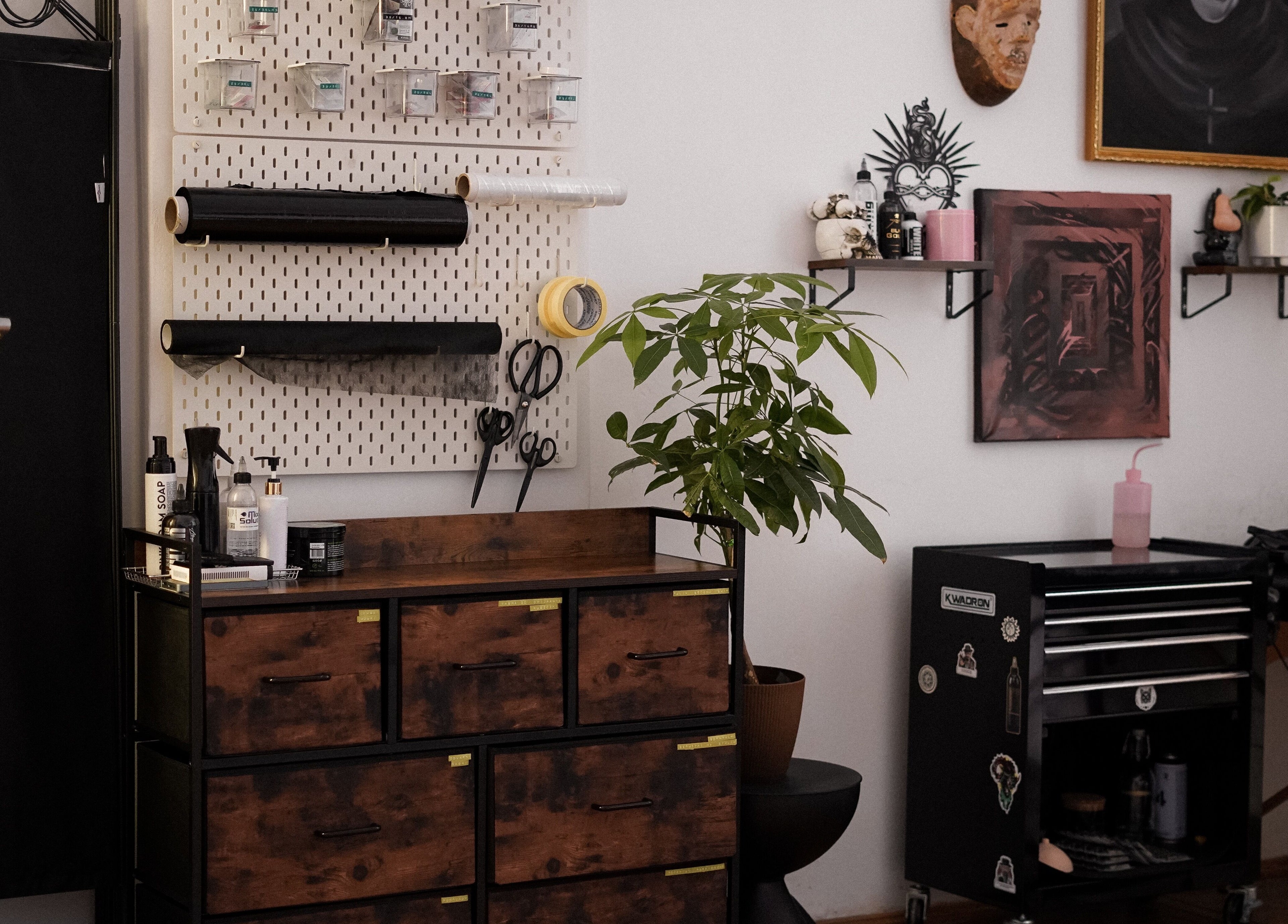 Artystyczne wnętrze Somah Tattoo & Piercing, Warszawa, Województwo Mazowieckie, PL z rośliną i narzędziami.