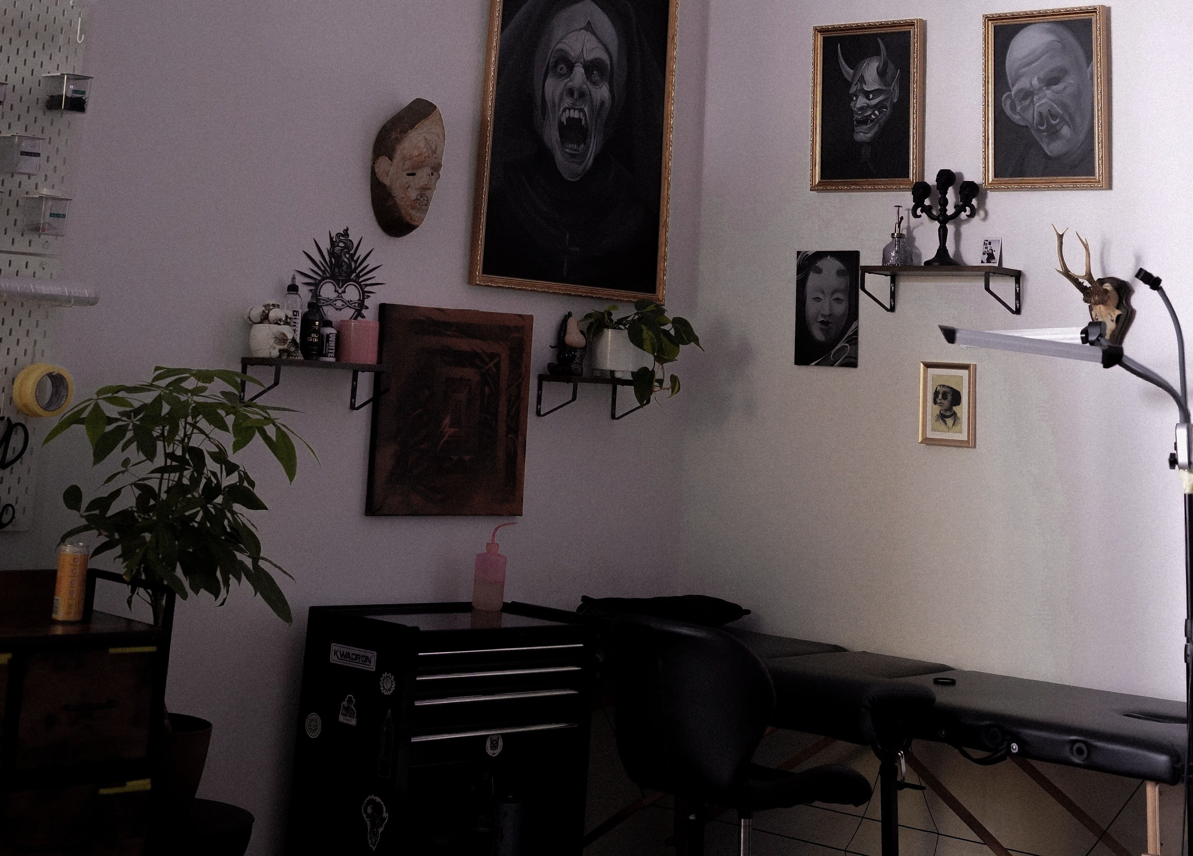 Wnętrze Somah Tattoo & Piercing, Warszawa, Województwo Mazowieckie, PL. Sztuka na ścianach i stół do tatuażu.