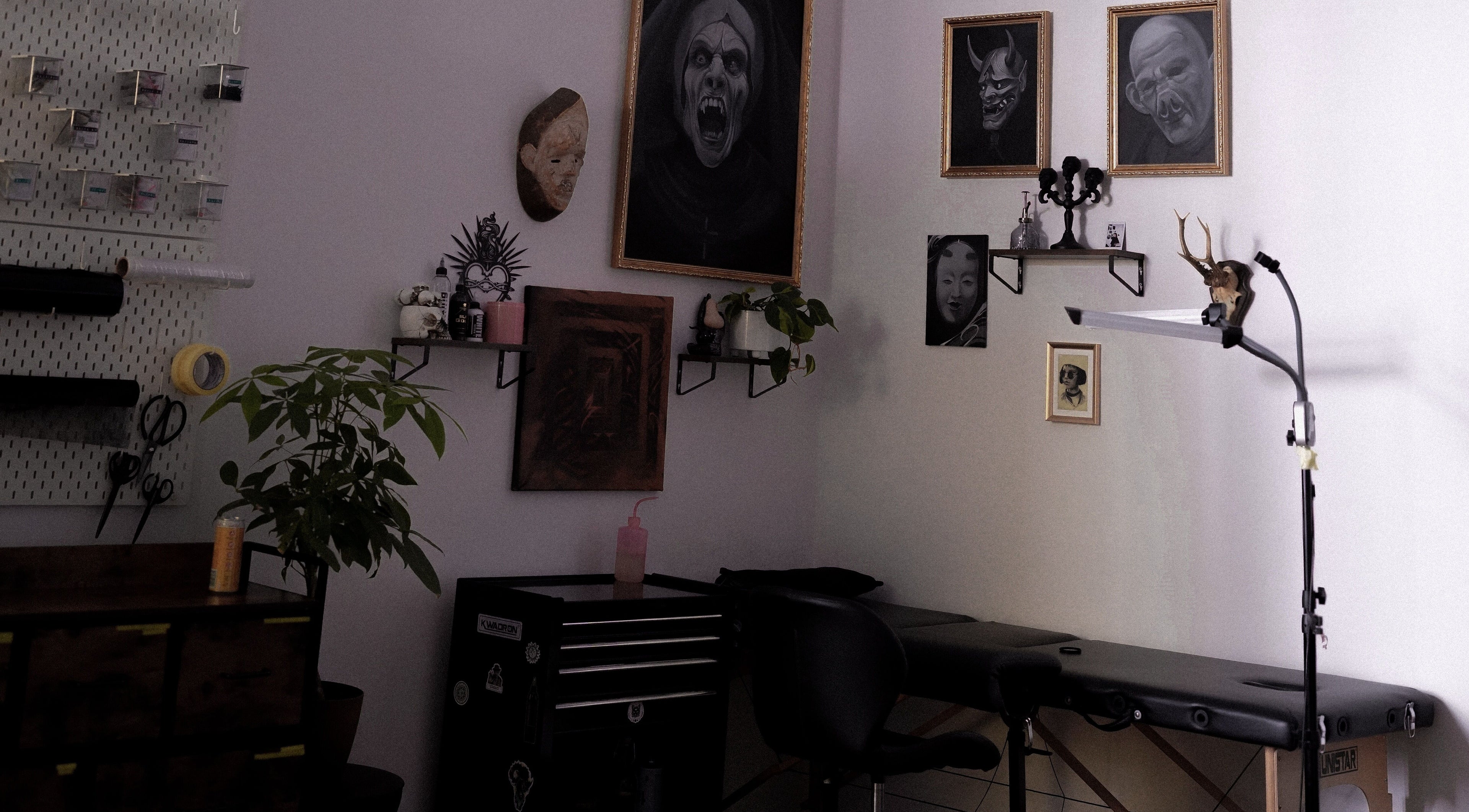 Wnętrze Somah Tattoo & Piercing, Warszawa, Województwo Mazowieckie, PL. Sztuka na ścianach i stół do tatuażu.