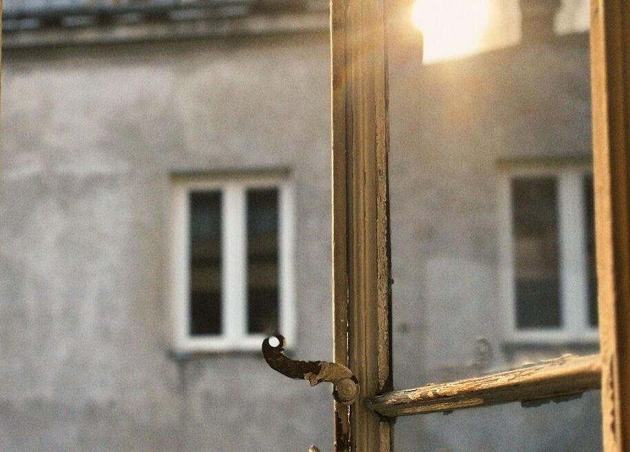 Światło poranka przez stare okno w Somah Tattoo & Piercing, Warszawa, Województwo Mazowieckie, PL.