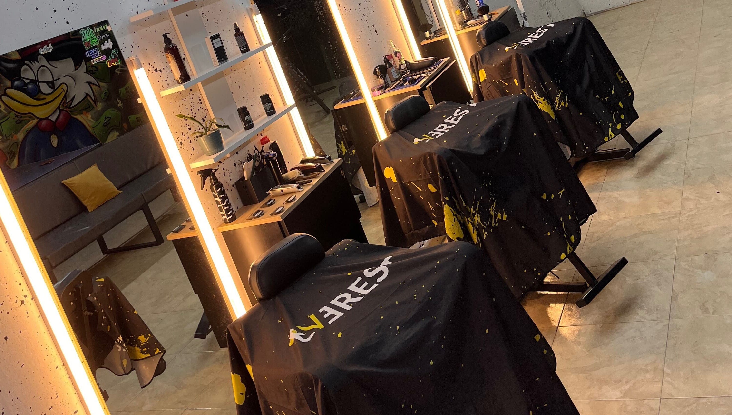 Modern interior of Barbería La Chispa in Rosario, Santa Fe, AR, featuring stylish barber chairs and bright lighting.