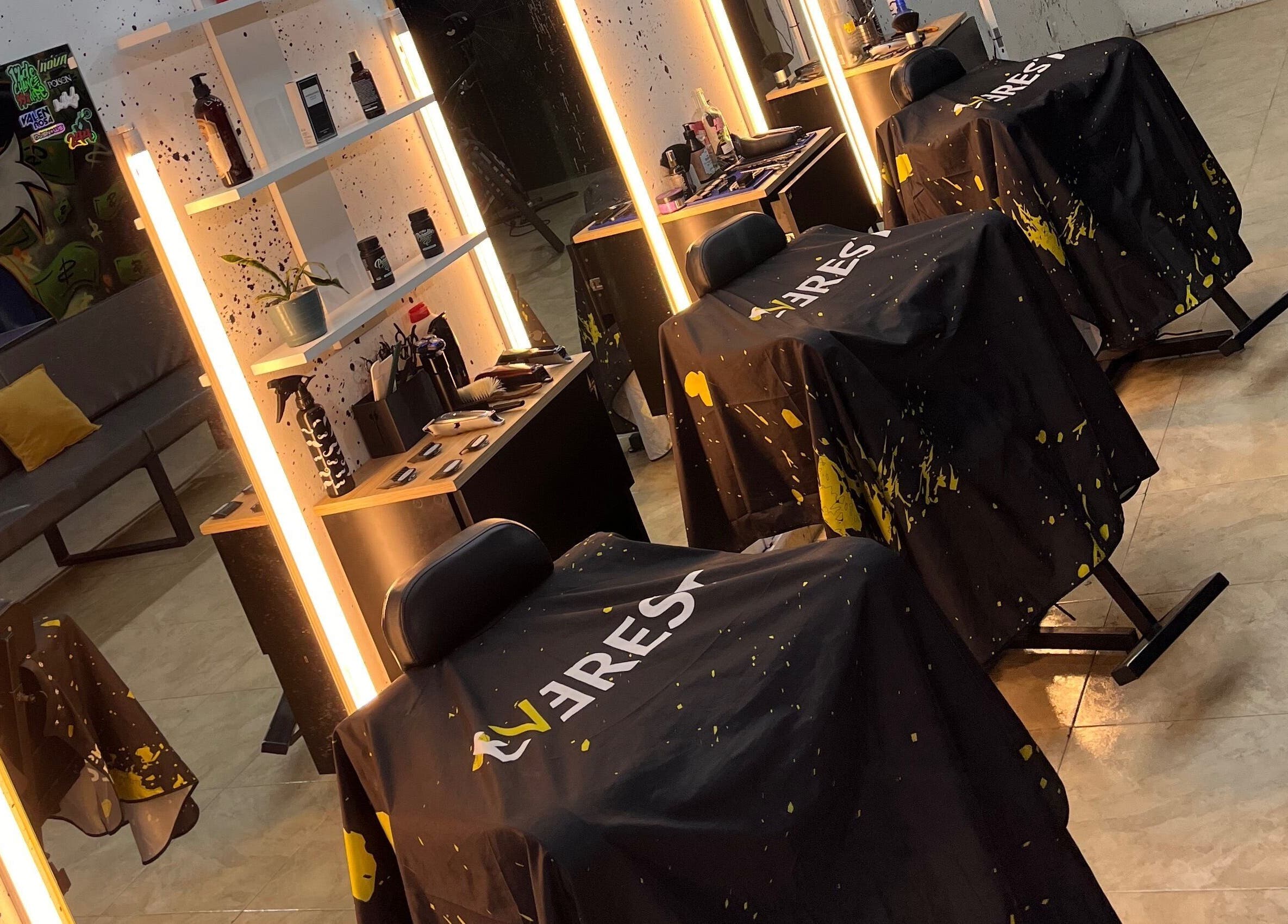 Modern interior of Barbería La Chispa in Rosario, Santa Fe, AR, featuring stylish barber chairs and bright lighting.