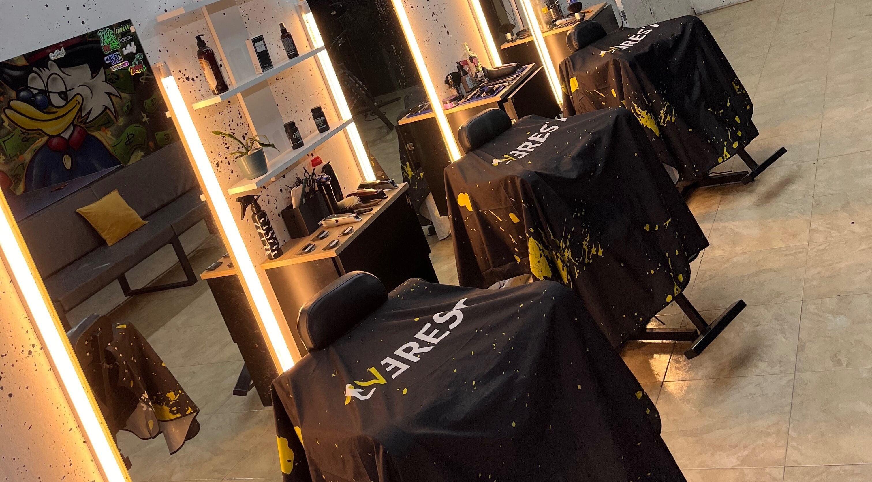 Modern interior of Barbería La Chispa in Rosario, Santa Fe, AR, featuring stylish barber chairs and bright lighting.