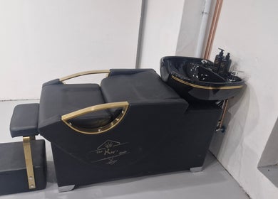 Luxury wash station at Kings Blade Barbershop in Randburg, Gauteng, ZA, featuring sleek black and gold accents.