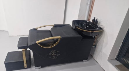 Luxury wash station at Kings Blade Barbershop in Randburg, Gauteng, ZA, featuring sleek black and gold accents.