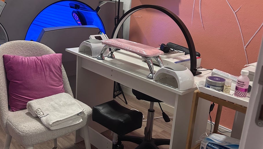 Lumera Nails manicure station with equipment in Figueira Da Foz, Coimbra, PT, featuring pink decor.