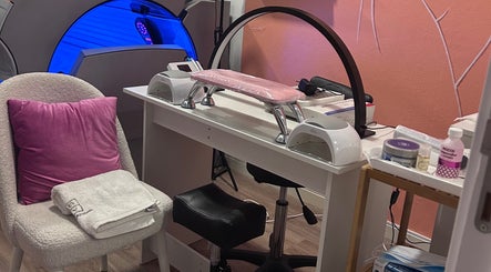 Lumera Nails manicure station with equipment in Figueira Da Foz, Coimbra, PT, featuring pink decor.