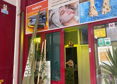 Exterior view of Lumera Nails salon in Figueira Da Foz, Coimbra, PT, showcasing spa services.