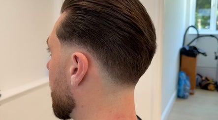 Modern fade haircut at Barber Nick.LS in Twickenham, England, GB, showcasing precise styling for men.