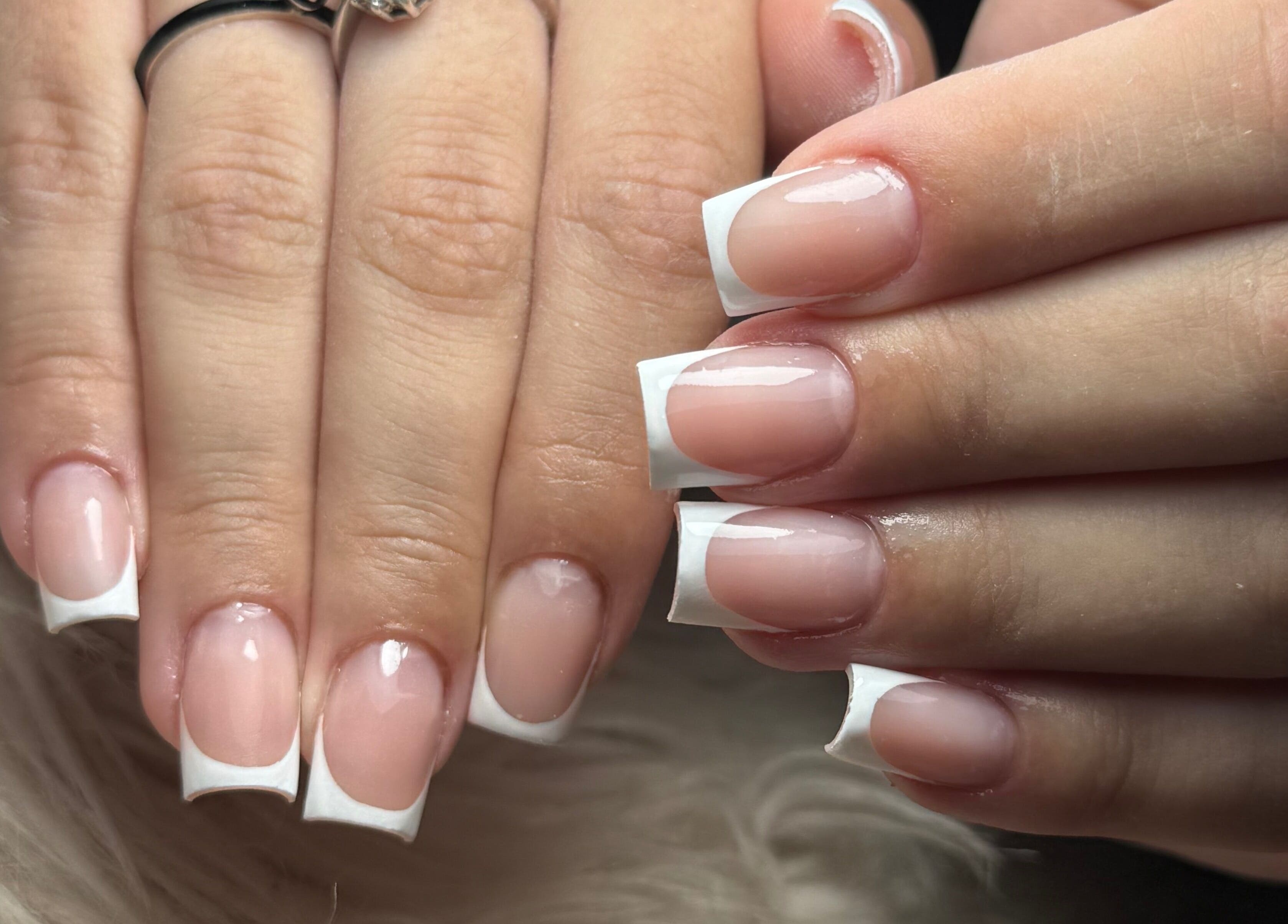 Unghie francesi a ClaudiNails, Barcellona Pozzo Di Gotto, Sicilia, IT, design raffinato e professionale.