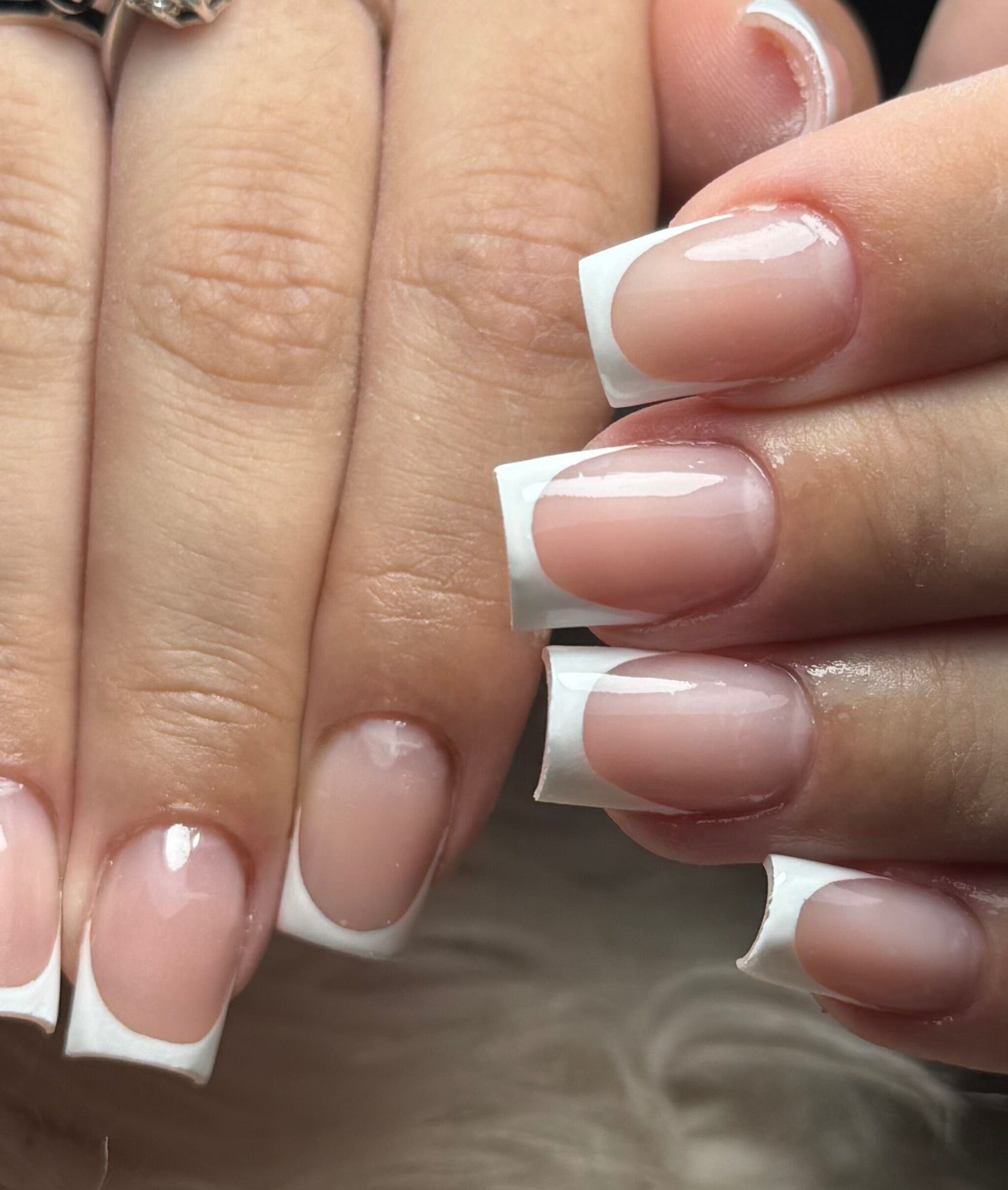 Unghie francesi a ClaudiNails, Barcellona Pozzo Di Gotto, Sicilia, IT, design raffinato e professionale.