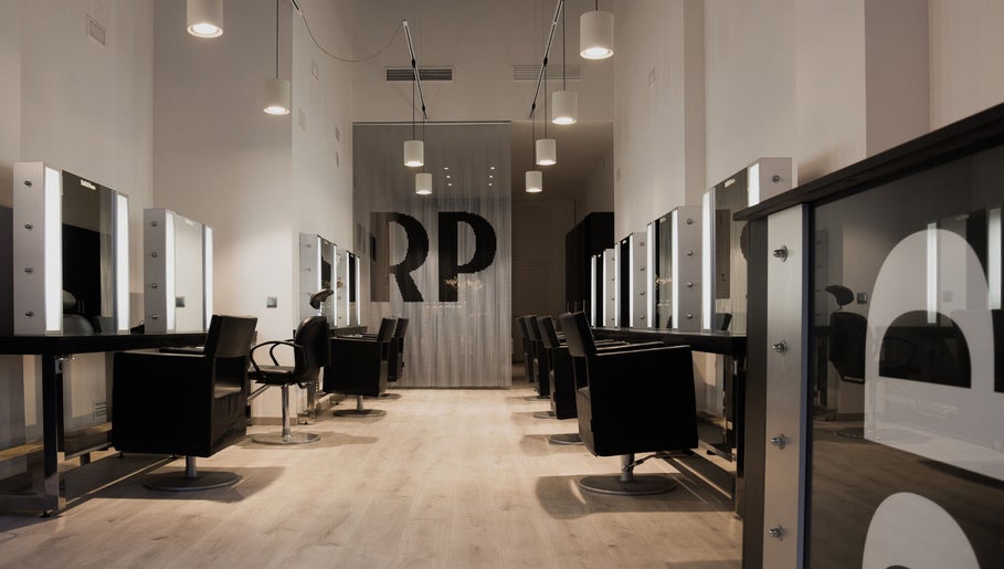 Interior moderno de Raffel Pages Corsega en Barcelona, Catalunya, ES, con elegantes estaciones de belleza.