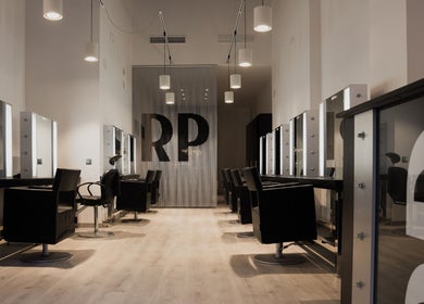 Interior moderno de Raffel Pages Corsega en Barcelona, Catalunya, ES, con elegantes estaciones de belleza.