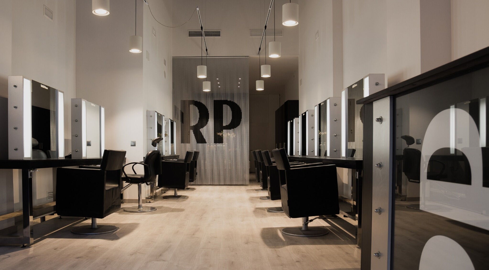 Interior moderno de Raffel Pages Corsega en Barcelona, Catalunya, ES, con elegantes estaciones de belleza.