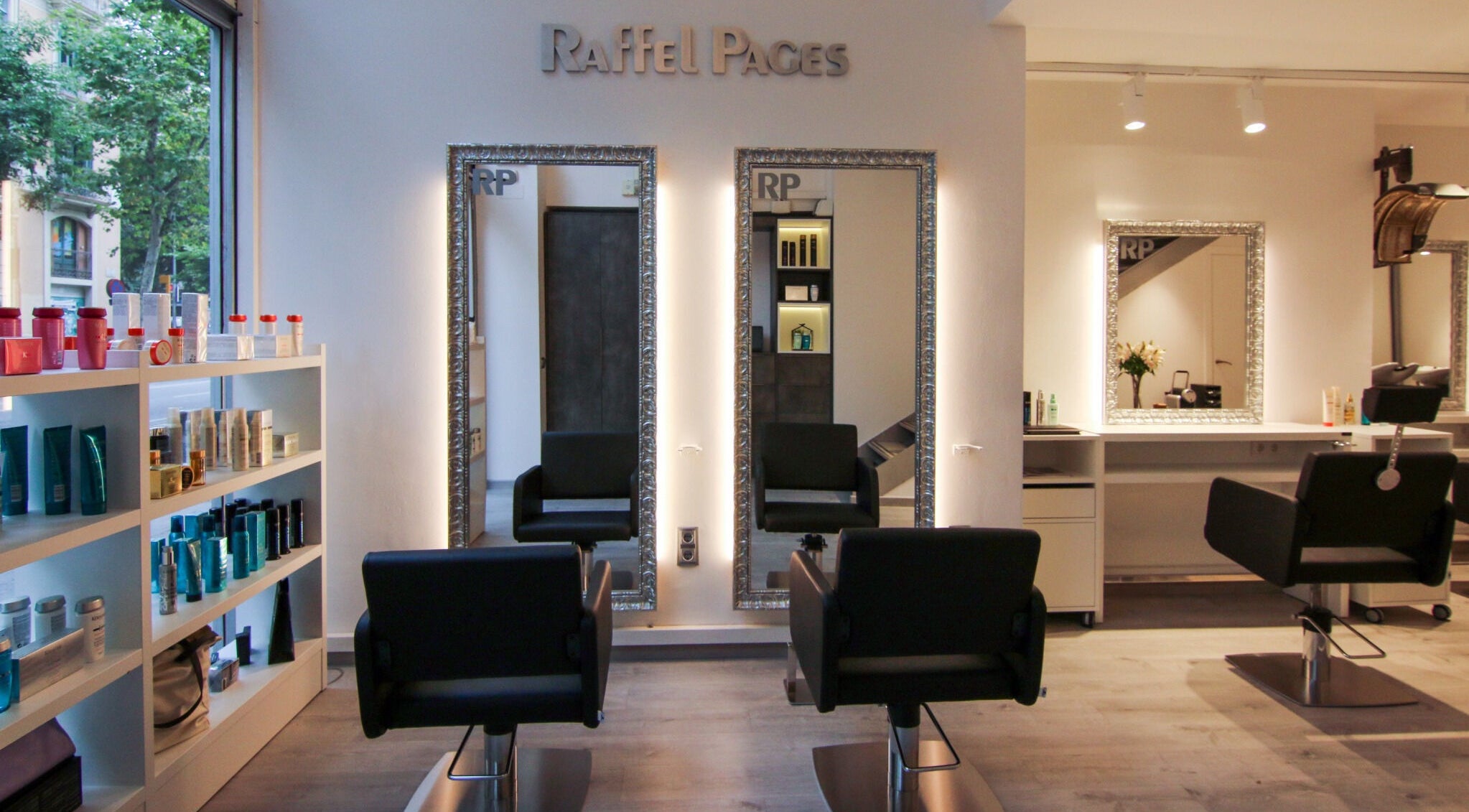 Elegante salón en Raffel Pages Provença, Barcelona, Catalunya, ES, con sillas negras y estantes de productos.